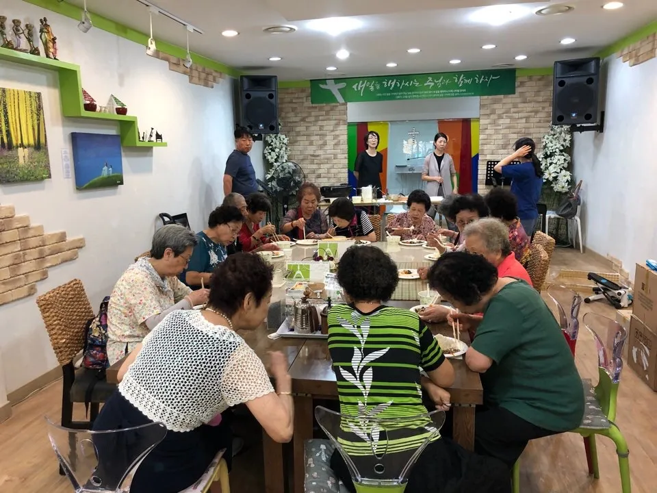 독거노인 무료급식 사역 사진 3